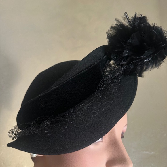 UNIQUE 1940s BLACK FELT HAT WITH BLACK FEATHER  TRIM